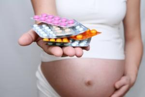 Какие лекарства можно принимать беременным: список медикаментов, разрешенных при беременности